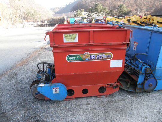  유기질퇴비살포기 트렉터용 유기질퇴비살포기 트렉터용 