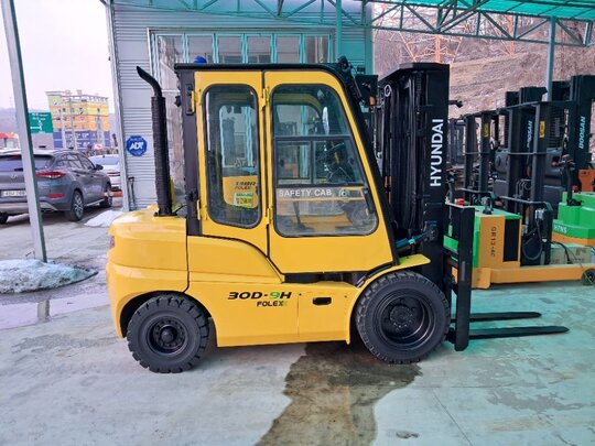 Hyundai Forklift 30D-9H (3.0톤) 앞좌측면