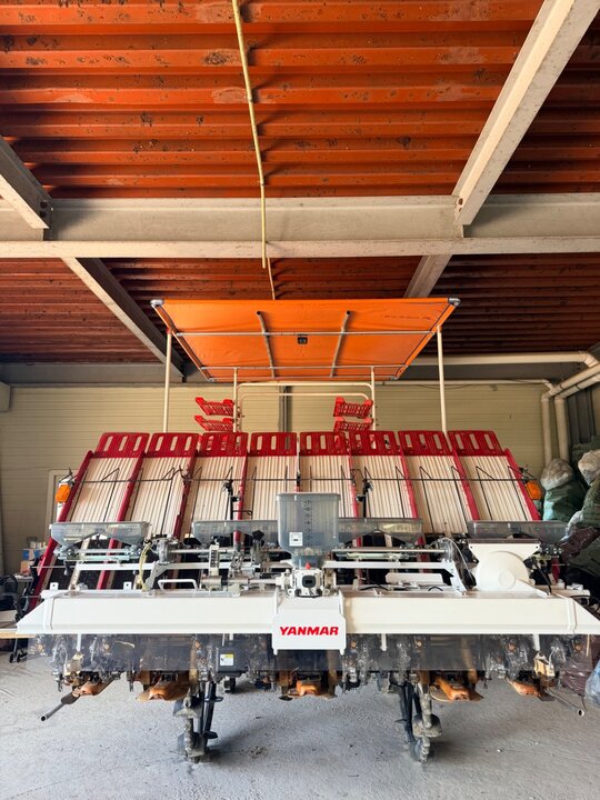 얀마 이앙기 YR8D (8조식) 앞좌측면