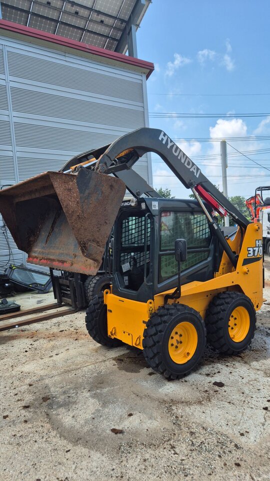 Hyundai Skid steer loader HL370  앞좌측면