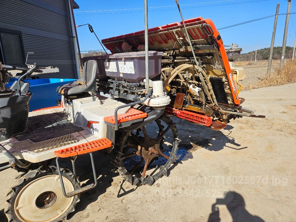 구보다 이앙기 KNW8SFS-GS (8조식) 뒤우측면