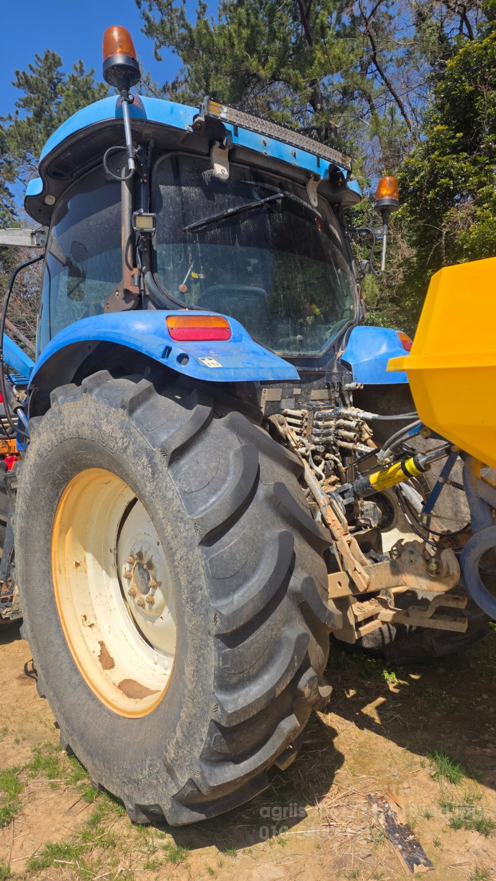 뉴홀랜드 트랙터 TX110A (110마력) 뒤우측면