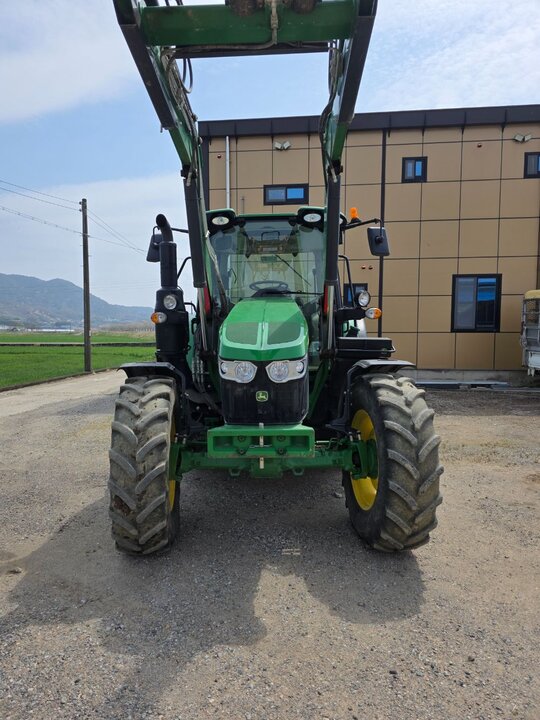 JohnDeere Tractor 6100M (100hp)