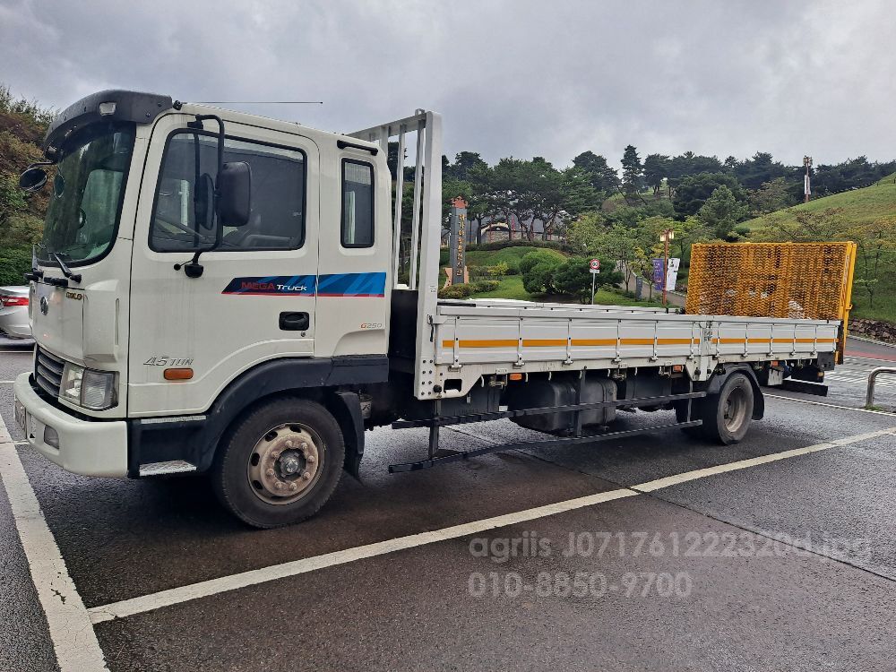  현대6m20.7m320.벤처7m80 사다리차 현대메가4.5톤.벤처아테고유럽5.무시동휘타.에어콘  뒤우측면