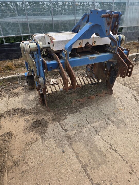 땅속작물 수확기 생강 감자  도라지 땅콩 등 땅속작물수확기 앞좌측면