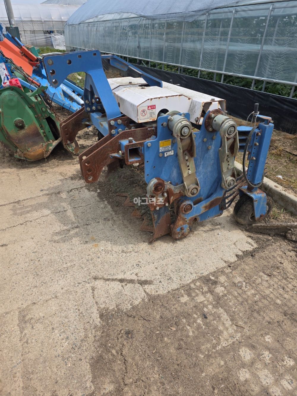 땅속작물 수확기 생강 감자  도라지 땅콩 등 땅속작물수확기 뒤우측면