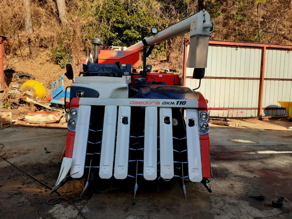 Daedong Combine Harvester DXM110G (6Rows) 앞좌측면